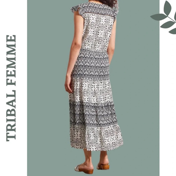 Tribal Lined Combo Print Maxi Dress w/Drawstring
Black 8880-3647-0002 Size
Small - Picture 2 of 6